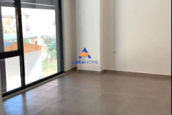 Ambiente Commerciale in Affitto 1+1 a Tirana - 1,000 Euro