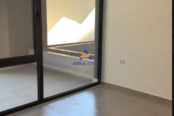 JEPET ME QERA DYQAN DUPLEX 131M2 "PAZARI I RI" 1000 EURO