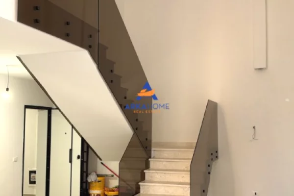 JEPET ME QERA DYQAN DUPLEX 131M2 "PAZARI I RI" 1000 EURO