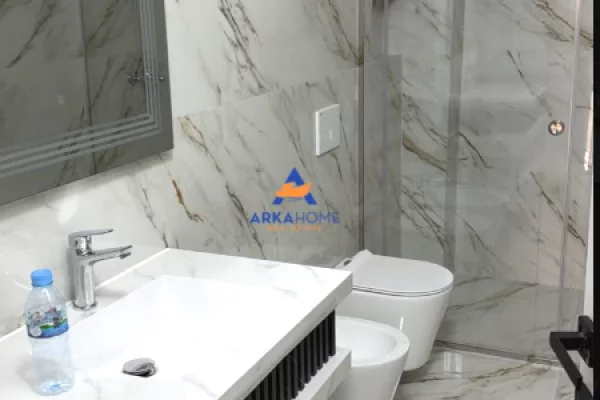 JEPET ME QERA DYQAN DUPLEX 131M2 "PAZARI I RI" 1000 EURO