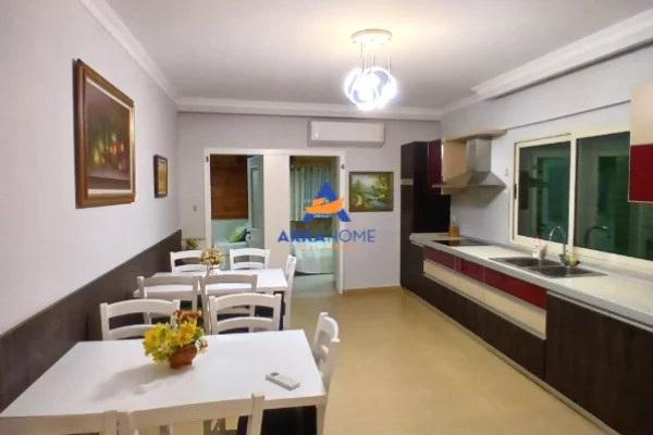 Shtepi ne shitje Apartament ne Tirane, 3+1, Mobilimi E mobiluar, Pagesa 370,575  Euro.