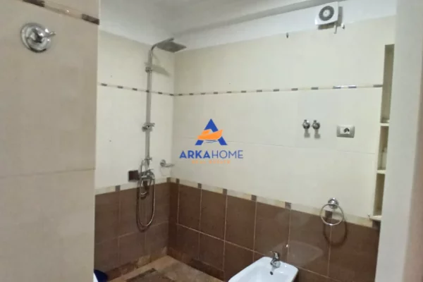 Shtepi ne shitje Apartament ne Tirane, 3+1, Mobilimi E mobiluar, Pagesa 370,575  Euro.