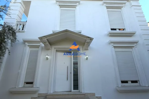 Shtepi ne shitje Vila Luksoze ne Tirane, 4+1, Mobilimi E mobiluar, Pagesa 800,000  Euro.