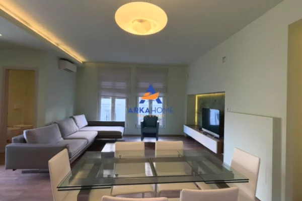 Shtepi ne shitje Vila Luksoze ne Tirane, 4+1, Mobilimi E mobiluar, Pagesa 800,000  Euro.
