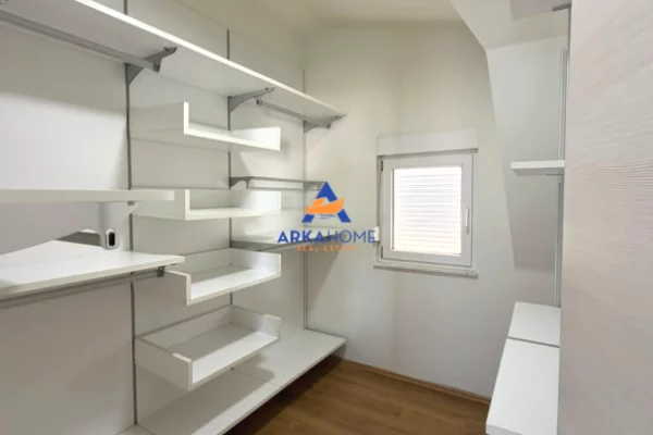 Shtepi ne shitje Vila Luksoze ne Tirane, 4+1, Mobilimi E mobiluar, Pagesa 800,000  Euro.