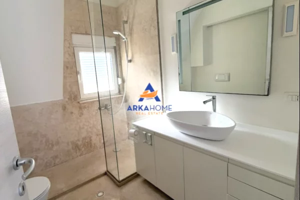 Shtepi me qera Vila Luksoze ne Tirane, 4+1, Mobilimi E mobiluar, Pagesa 2,765  Euro.
