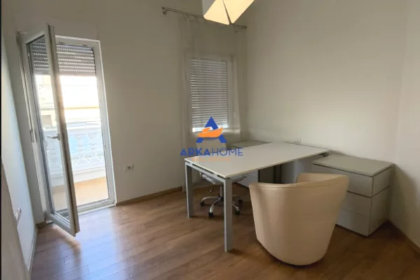 Shtepi me qera Vila Luksoze ne Tirane, 4+1, Mobilimi E mobiluar, Pagesa 2,765  Euro.