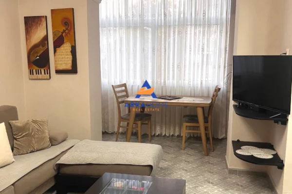 Shtepi me qera Apartament ne Tirane, 3+1, Mobilimi E mobiluar, Pagesa 940  Euro.
