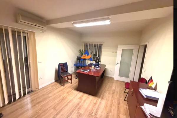 JEPET ME QERA AMBINET ZYRE 168M2 "TE RRUGA E KOSOVAREVE" 2200 EURO