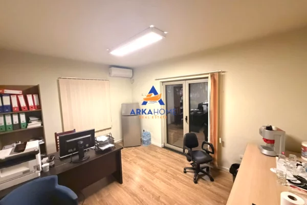 JEPET ME QERA AMBINET ZYRE 168M2 "TE RRUGA E KOSOVAREVE" 2200 EURO