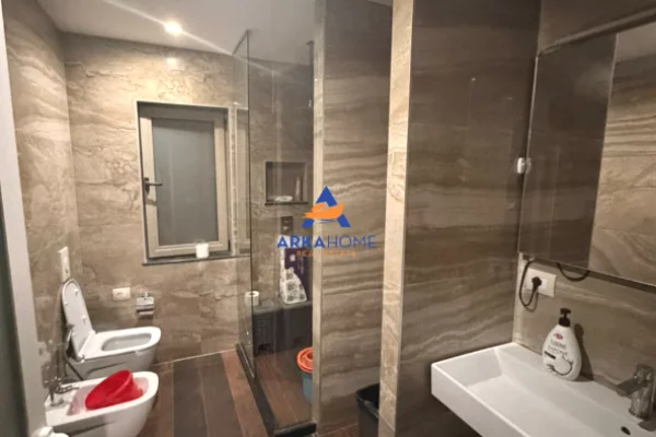 JEPET ME QERA AMBINET ZYRE 168M2 "TE RRUGA E KOSOVAREVE" 2200 EURO