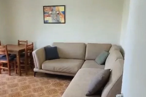 Shtepi me qera Apartament ne Tirane, 1+1, Mobilimi E mobiluar, Pagesa 195  Euro.