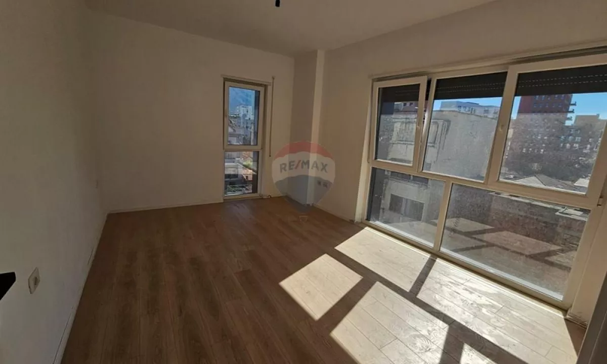 Zyre per qira tek Pazari i Ri!