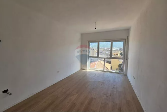 Zyre per qira tek Pazari i Ri!