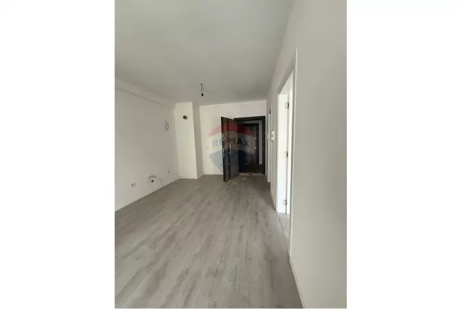 Shtepi ne shitje Apartament ne Tirane, 1+1, Mobilimi Bosh, pa mobiluar, Pagesa 65,000  Euro.