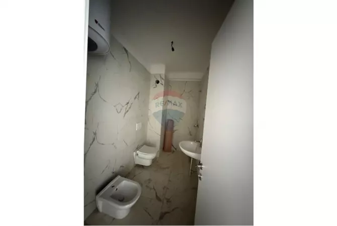 Shtepi ne shitje Apartament ne Tirane, 1+1, Mobilimi Bosh, pa mobiluar, Pagesa 65,000  Euro.