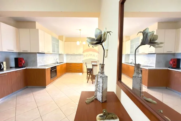 Shtepi me qera Apartament ne Tirane, 2+1, Mobilimi E mobiluar, Pagesa 65,000  Leke.