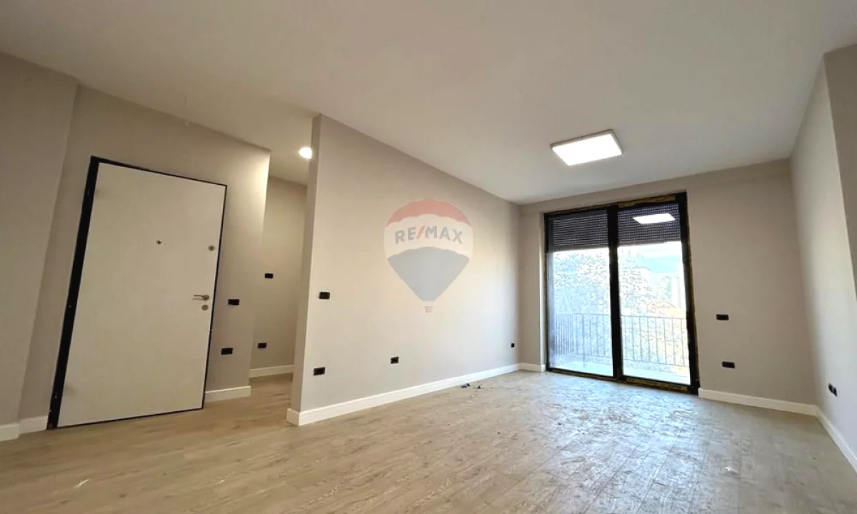 Ambient zyre me qira prane Shkolles se Kuqe!