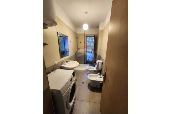Shtepi me qera Apartament ne Tirane, 2+1, Mobilimi E mobiluar, Pagesa 600  Euro.