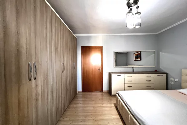 Shtepi me qera Apartament ne Tirane, 2+1, Mobilimi E mobiluar, Pagesa 80,000  Leke.