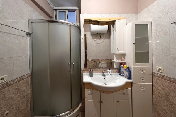 Shtepi me qera Apartament ne Tirane, 2+1, Mobilimi E mobiluar, Pagesa 80,000  Leke.