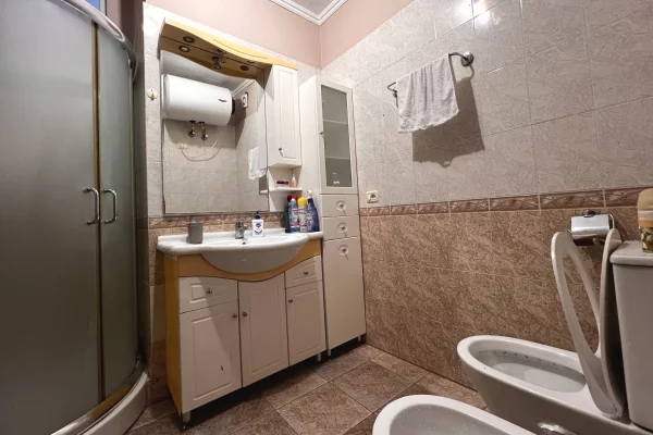 Shtepi me qera Apartament ne Tirane, 2+1, Mobilimi E mobiluar, Pagesa 80,000  Leke.