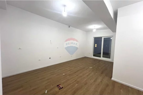 Shtepi ne shitje Apartament ne Tirane, 2+1, Mobilimi Bosh, pa mobiluar, Pagesa 132,000  Euro.