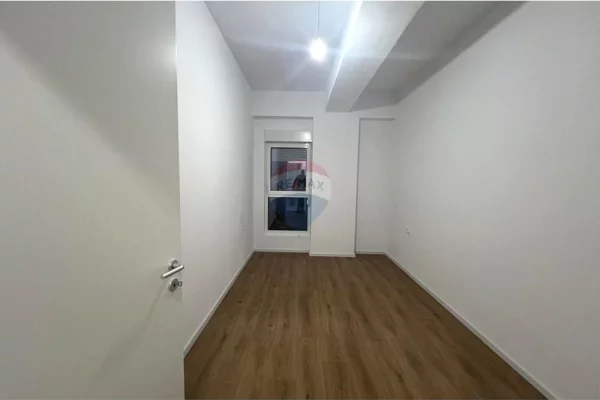Shtepi ne shitje Apartament ne Tirane, 2+1, Mobilimi Bosh, pa mobiluar, Pagesa 132,000  Euro.