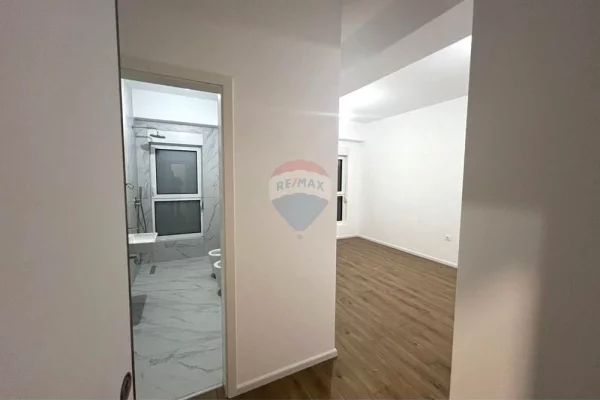 Shtepi ne shitje Apartament ne Tirane, 1+1, Mobilimi Bosh, pa mobiluar, Pagesa 82,000  Euro.