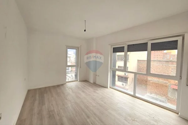 Zyre per qira tek Pazari i Ri!