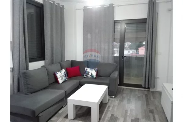 Shtepi me qera Apartament ne Tirane, 2+1, Mobilimi E mobiluar, Pagesa 55,000  Leke.