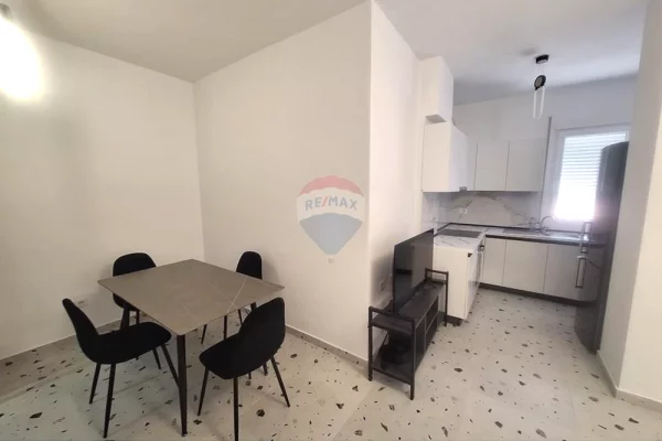 Shtepi me qera Apartament ne Tirane, 1+1, Mobilimi E mobiluar, Pagesa 45,000  Leke.