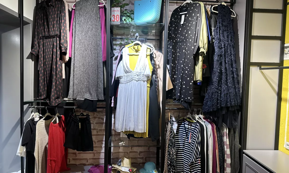 Rrafte per dyqan rrobash Butik