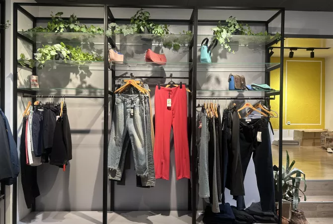 Rrafte per dyqan rrobash Butik