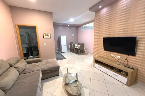 Jepet me qera apartment 2+1, St.Trenit Bulevardi Ri