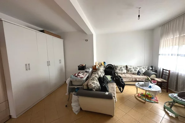 Shtepi me qera Apartament ne Tirane, 2+1, Mobilimi E mobiluar, Pagesa 450  Euro.