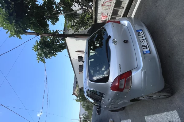 Auto in Vendita a Tirana, Toyota, 2010 Benzine,Kambio Manual Pagamento 4,000  Euro.