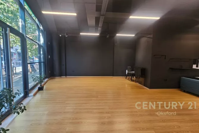 SPACE FOR RENT IN THE MUNICIPALITY OF PARIS NEAR KRISTAL CENTER! 2,500 Euro (BL-OKS118570)