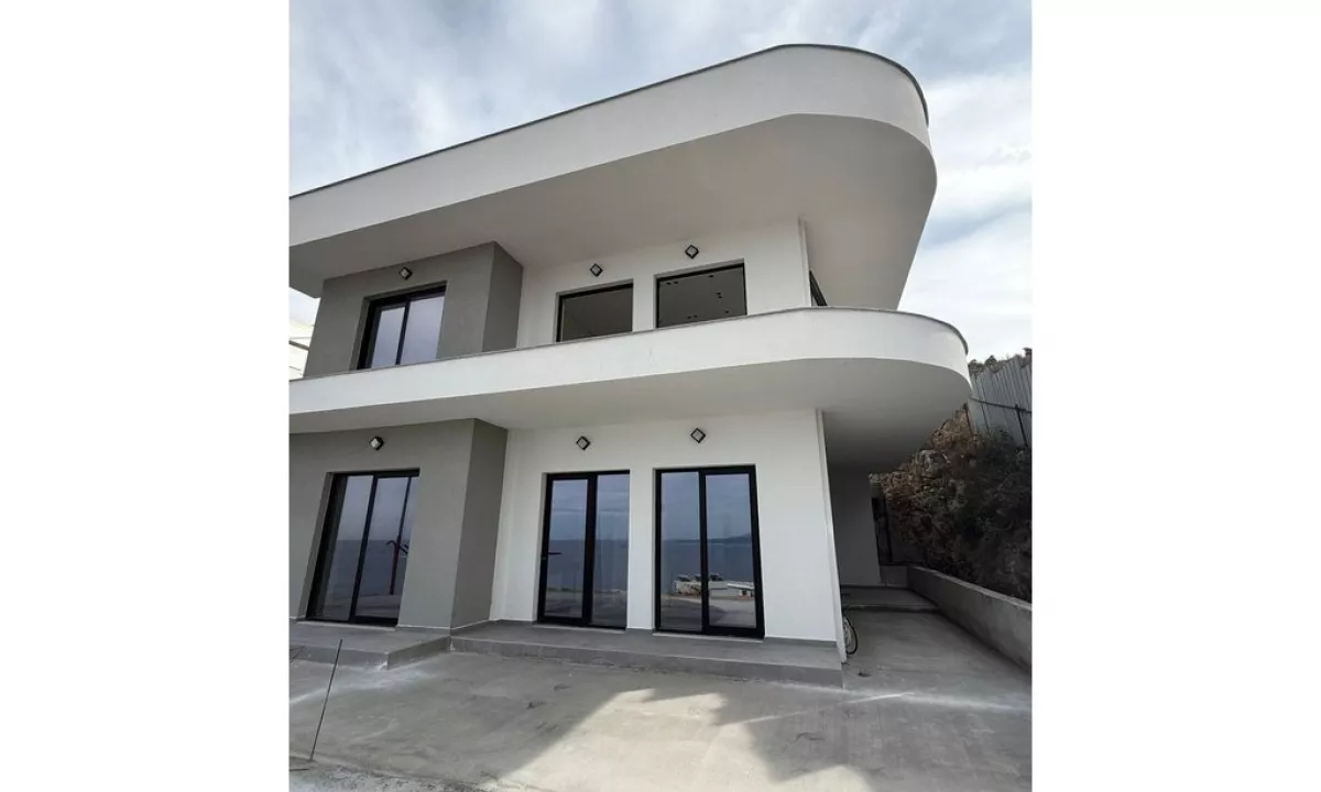 SARANDE,JAPIM ME QERA VJETORE VILE NE RR. PANORAMA ME PAMJE NGA DETI-14,000 Euro/MUAJ