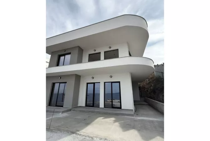 Business Property for Rent 5+1 in Saranda - 140,000 Euro