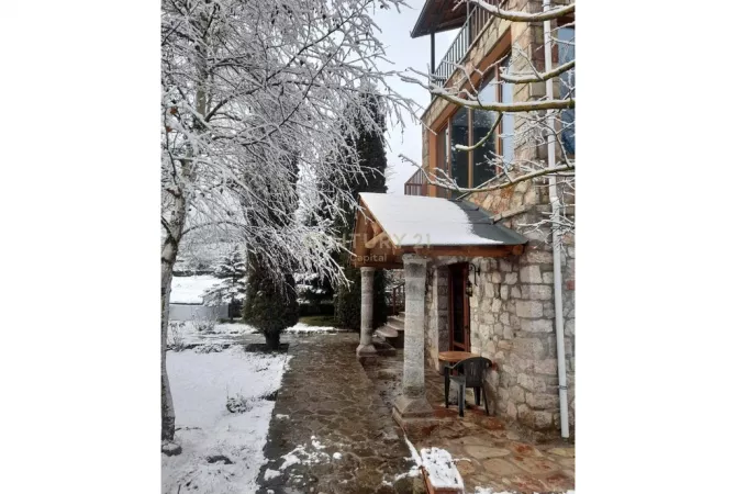 Business Property for Rent 5+1 in Korca - 1,300 Euro