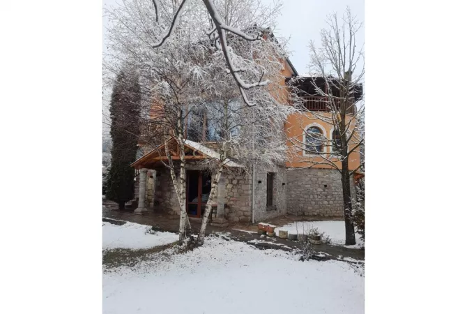 Business Property for Rent 5+1 in Korca - 1,300 Euro