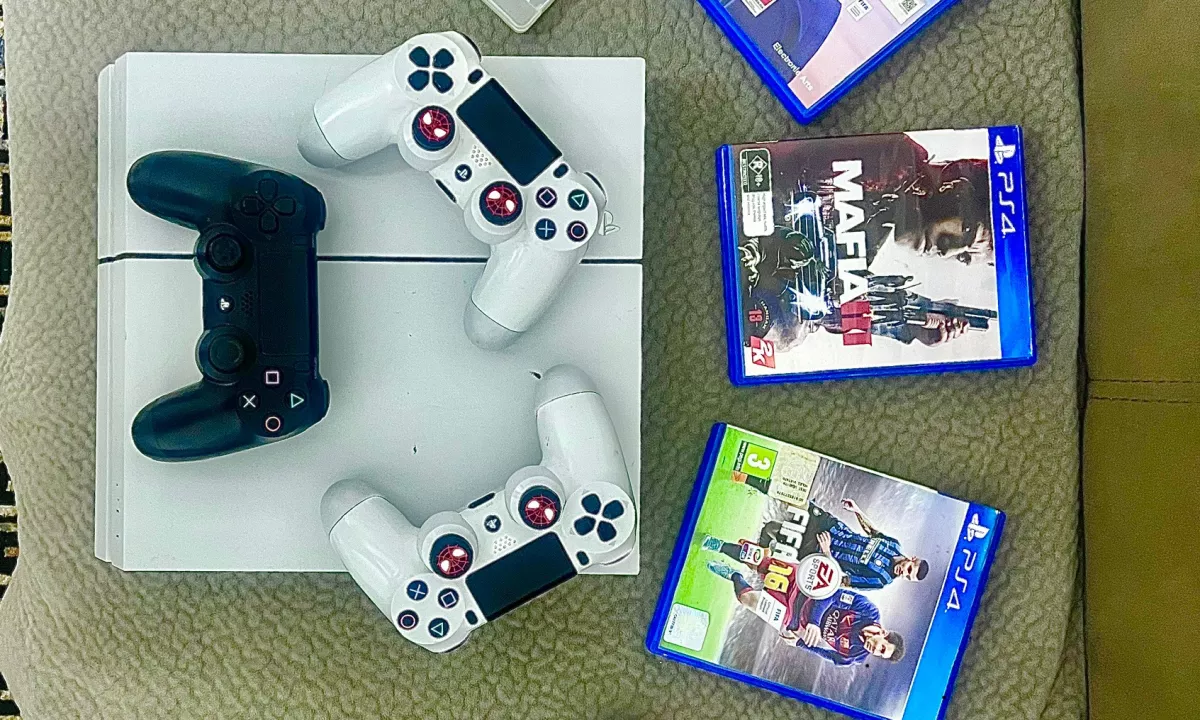 Ps4 3 leva+lojra /cmim i diskutueshem