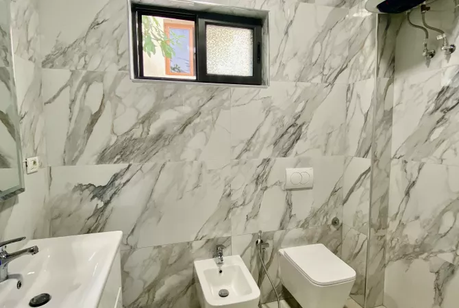 Shtepi me qera Apartament ne Tirane, 2+1, Mobilimi E mobiluar, Pagesa 45,000  Leke.