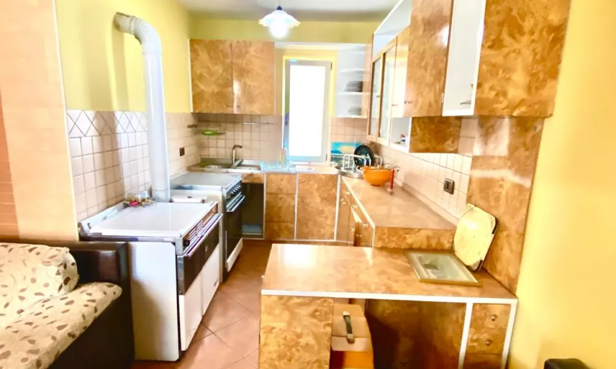 Shtepi ne shitje Apartament ne Tirane, 2+1, Mobilimi E mobiluar, Pagesa 130,000  Euro.