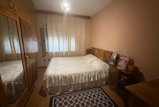Shtepi ne shitje Apartament ne Tirane, 2+1, Mobilimi E mobiluar, Pagesa 130,000  Euro.