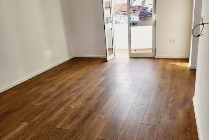 Shtepi ne shitje Apartament ne Tirane, 2+1, Mobilimi Bosh, pa mobiluar, Pagesa 128,000  Euro.