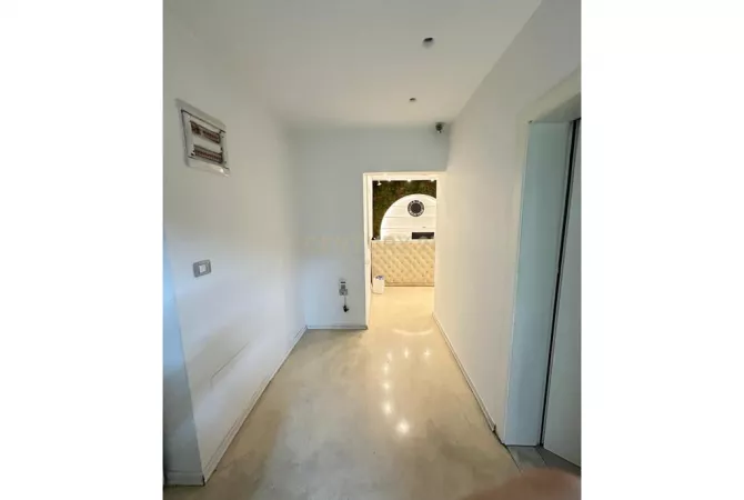 MYSLYM SHYRI, AMBIENT KOMERCIAL PER QIRA