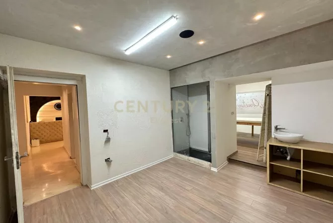 MYSLYM SHYRI, AMBIENT KOMERCIAL PER QIRA