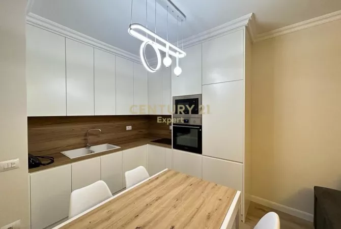 Shtepi me qera Apartament ne Tirane, 2+1, Mobilimi E mobiluar, Pagesa 1,300  Euro.